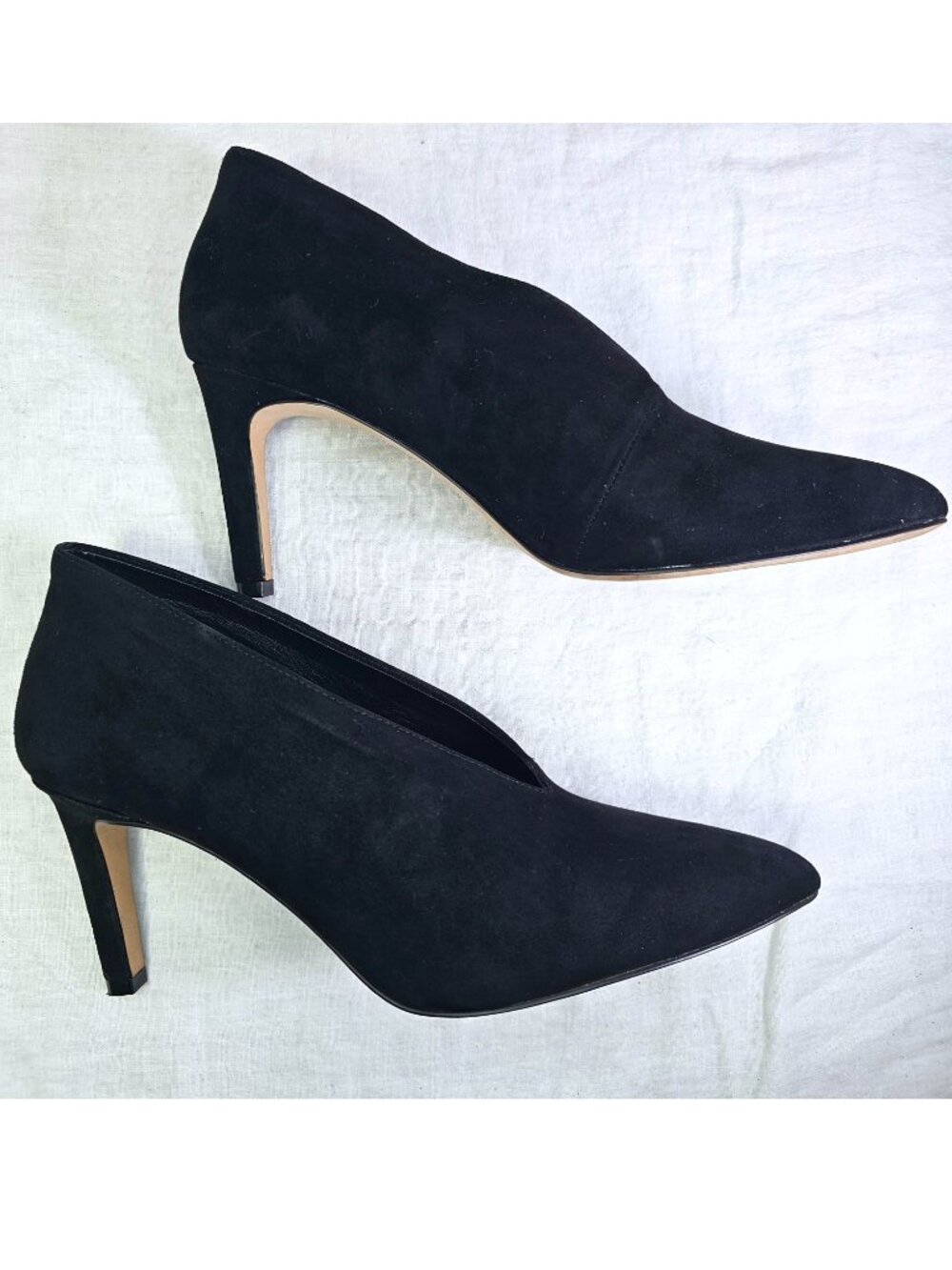 Ann Taylor Oona Suede 3.25” Heel Pointed Toe V-Cut Shootie Pump Bootie 9 Black